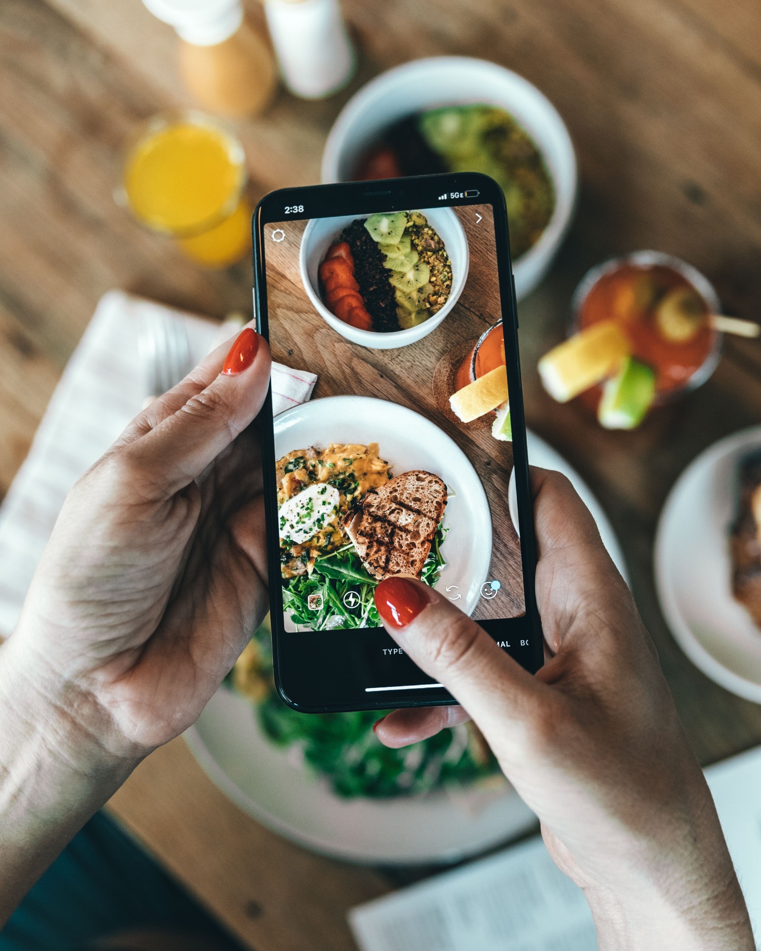 Pessoa fotografando um prato saudável com o celular