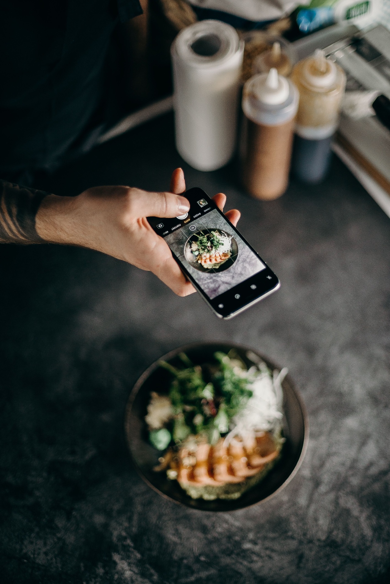 Celular capturando a imagem de um prato para análise nutricional